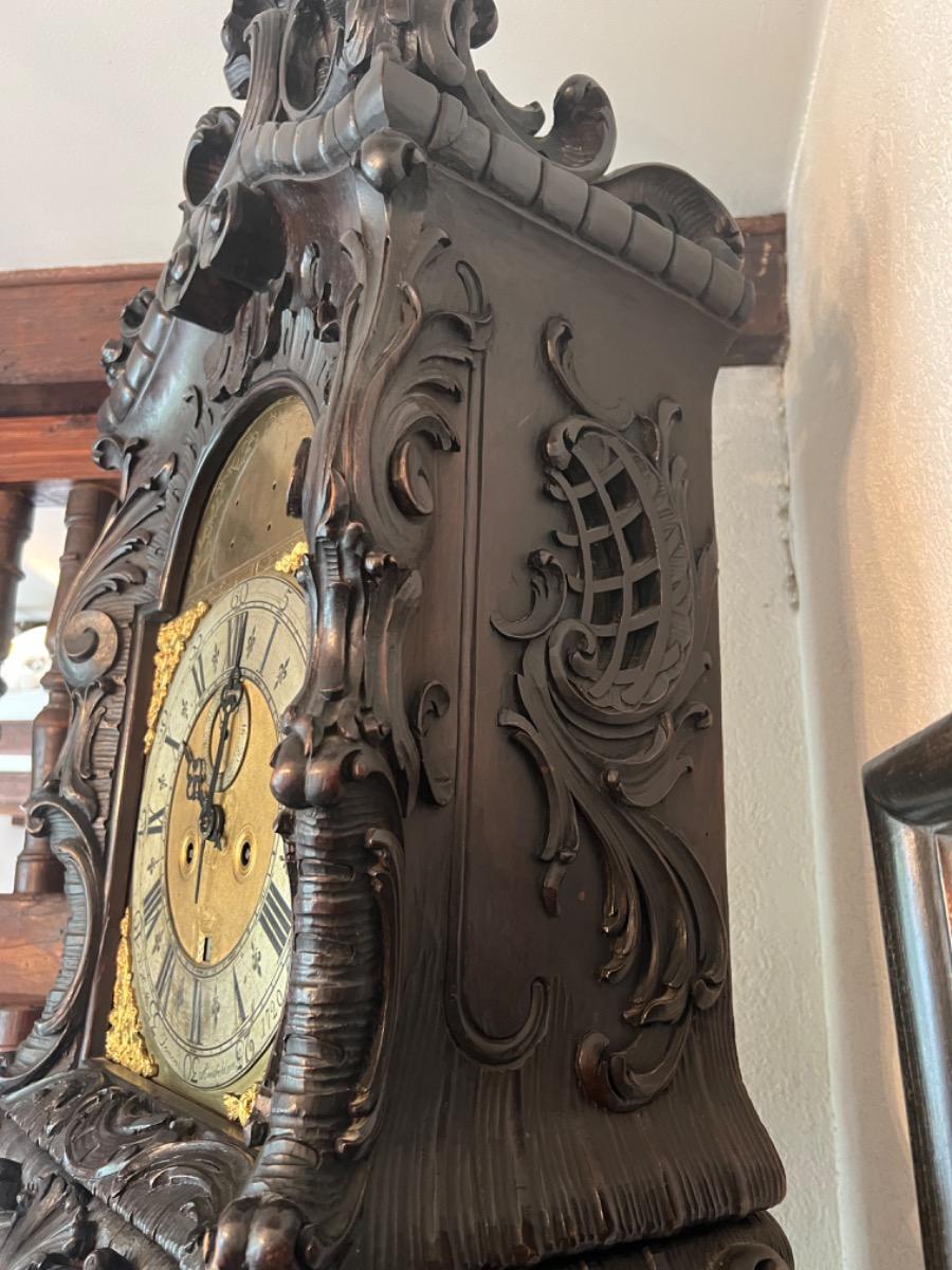 Horloge en bois sculptée 