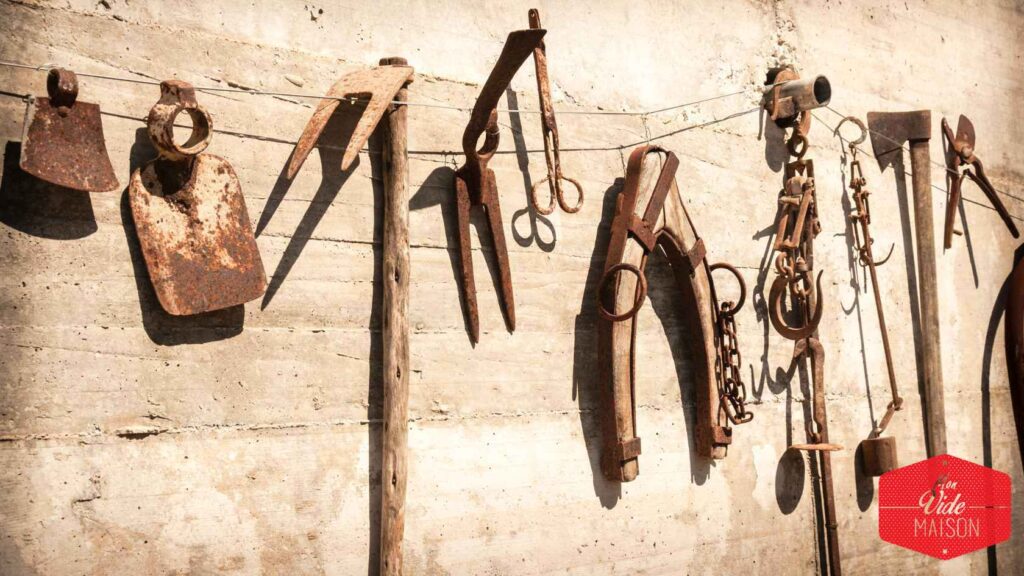 outils agricoles en bois et metal
